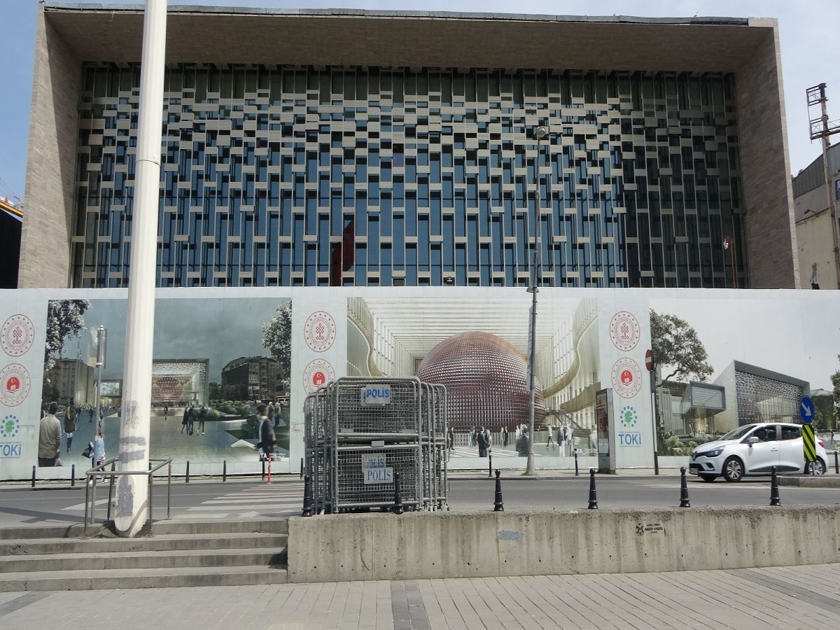 Taksim’de 1 Mayıs tedbirleri: Polis barikatları getirildi - Resim : 1