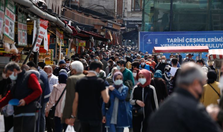 Eminönü'nde 'kapanma alışverişi' yoğunluğu