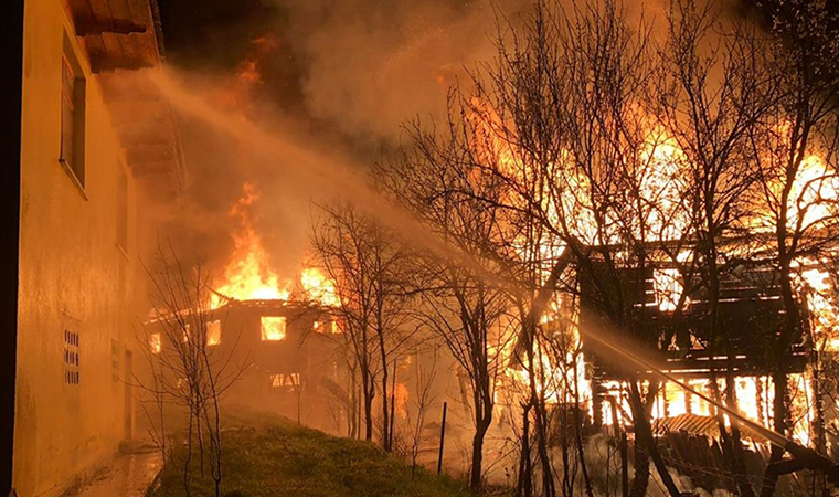 Kastamonu'nun Pınarbaşı ilçesinde çıkan yangın 3 eve sıçradı