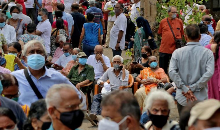 Covid aşısı: Bilim insanlarından İngiltere ve diğer zengin ülkelere 'Aşılarınızı Hindistan'la paylaşın' çağrısı