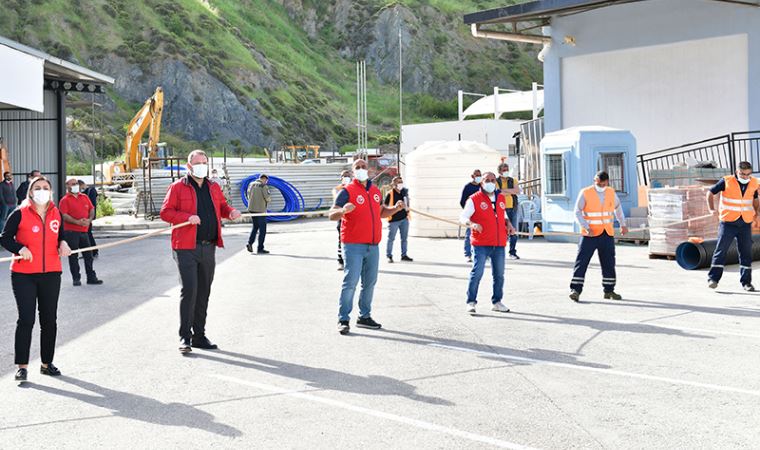 Çiğli'de sosyal mesafeli 1 Mayıs halayı