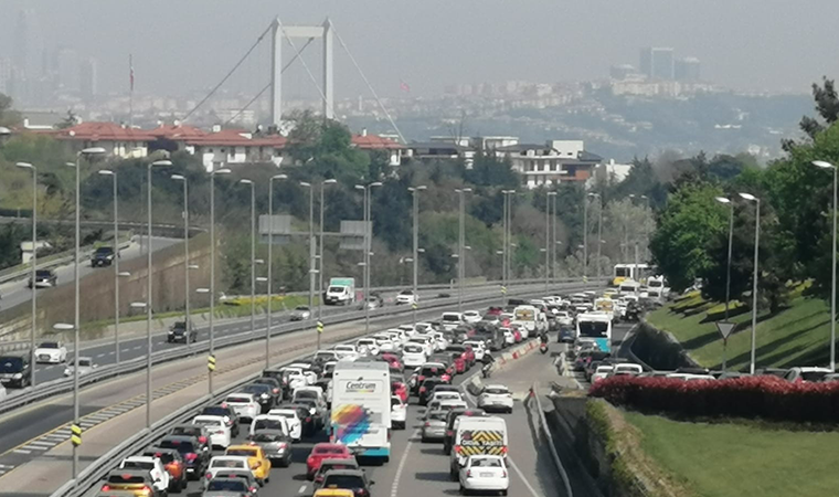 Tam kapanmanın ilk gününde trafikte uzun kuyruklar oluştu