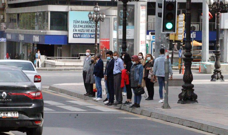 Ankara'da tam kapanmanın ilk gününde denetim noktalarında yoğunluk