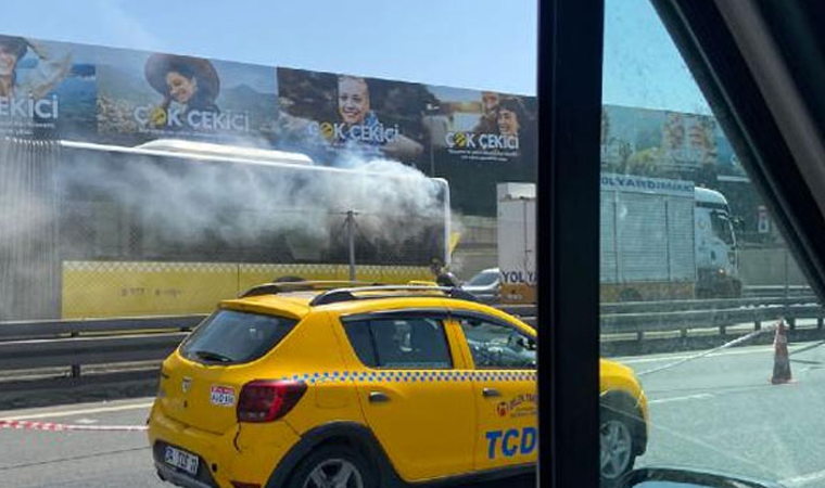 Merter'de metrobüste yangın çıktı