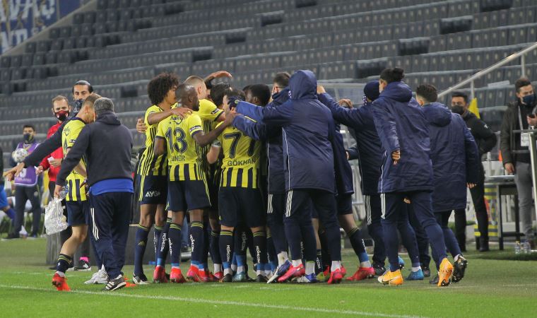 Fenerbahçeli futbolcular golü attılar, Emre Belözoğlu'na koştular!