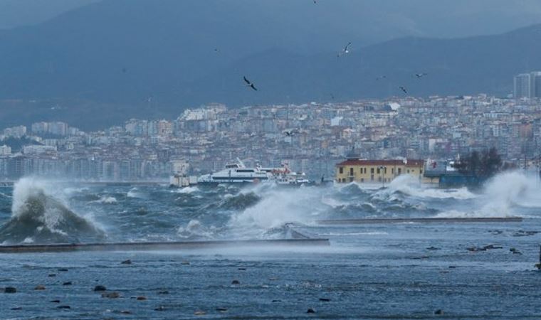 İzmir'de fırtına nedeniyle vapur seferleri durduruldu