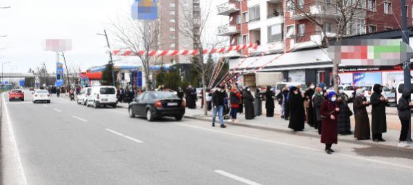 Market açılışında koronavirüse rağmen 'indirim' izdihamı