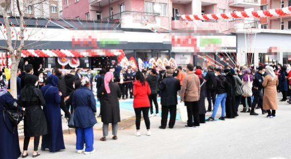 Market açılışında koronavirüse rağmen 'indirim' izdihamı