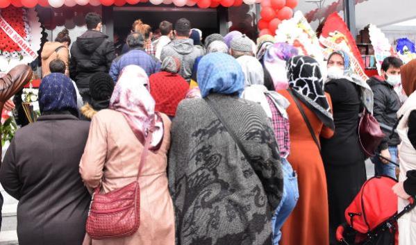 Market açılışında koronavirüse rağmen 'indirim' izdihamı