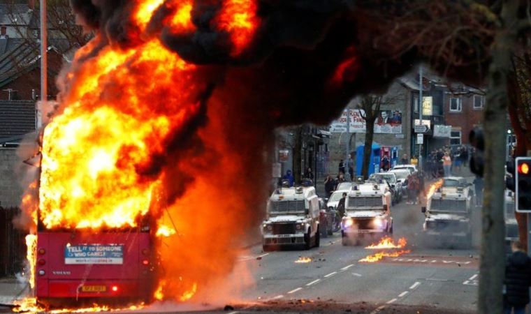 Kuzey İrlanda'da neden birlikçi gruplar altı gecedir polisle çatışıyor, gerilimin ardında ne var?