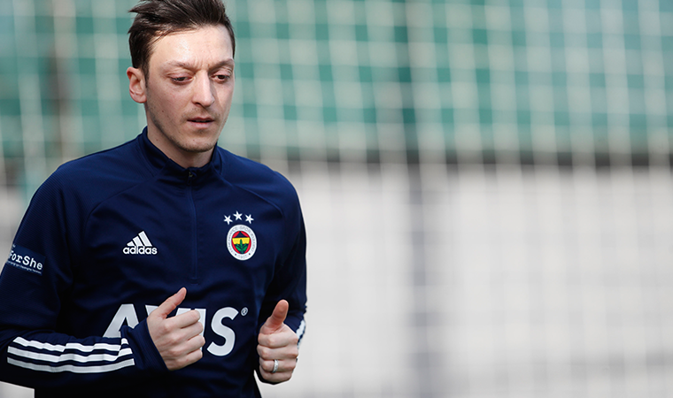 Fenerbahçe'de Mesut Özil dikkatleri üzerine çekti