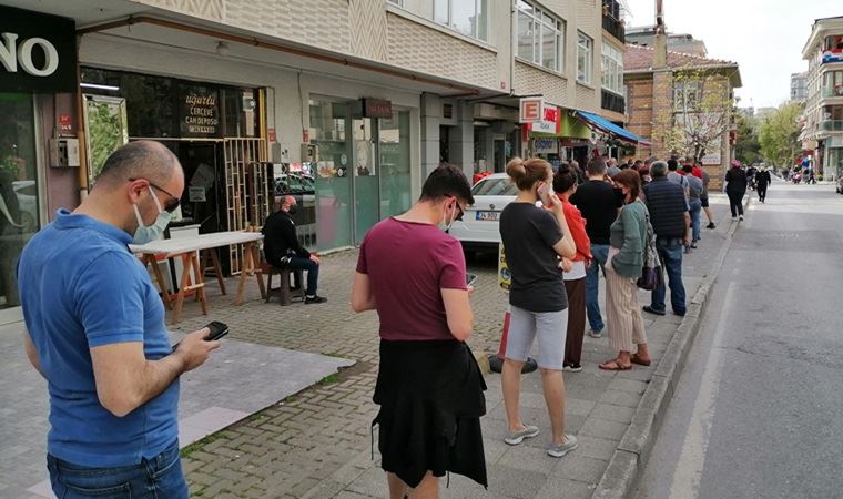 İstanbul'da nöbetçi eczanelerin önünde kuyruk oluştu