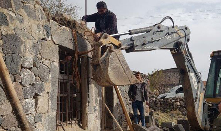 3 bin 300 yıllık yazıt, eski bir evin kapısında çıktı