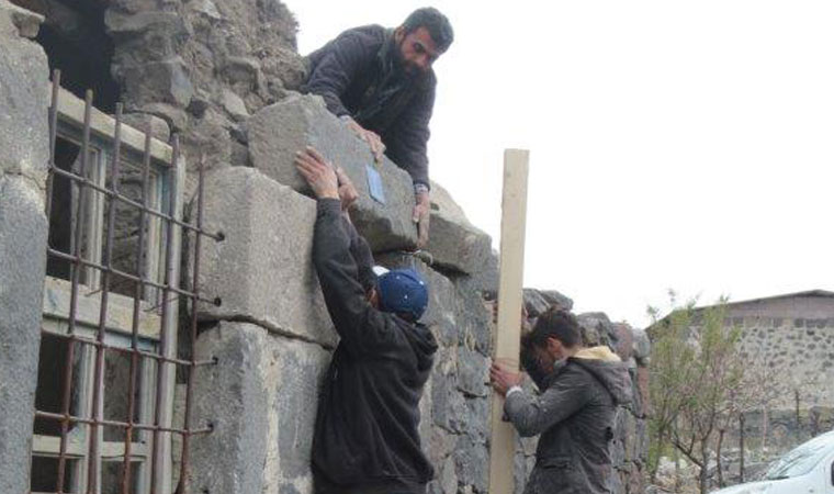 3 bin 300 yıllık yazıt, eski bir evin kapısında çıktı