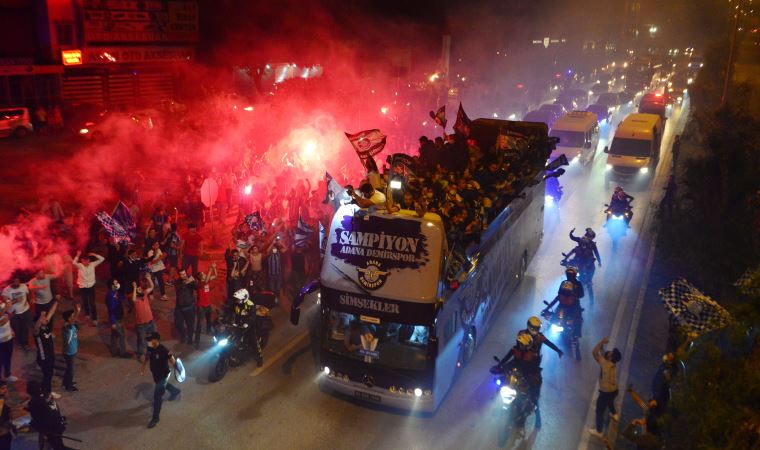 Şampiyon Adana Demirspor, gece şehir turu attı