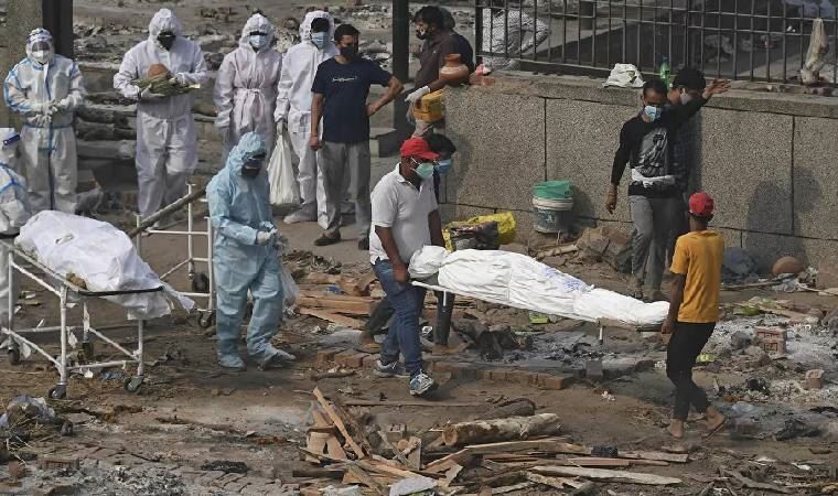 Hindistan'da Covid-19’dan ölenlerin cansız bedenleri Ganj Nehri kıyısına vurdu