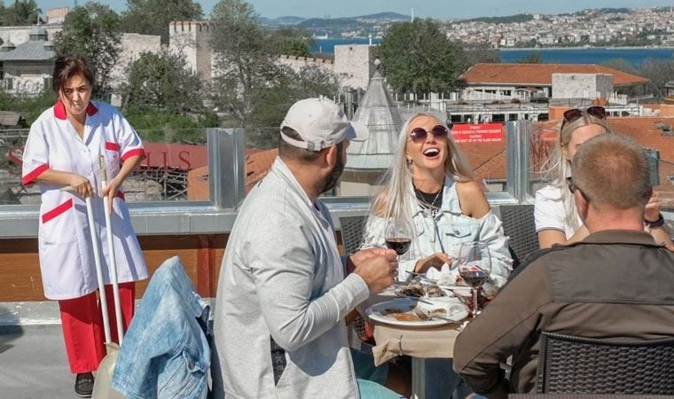 Siyasetçilerden 'turistlere hizmet eden personel' fotoğrafına çok sert tepki