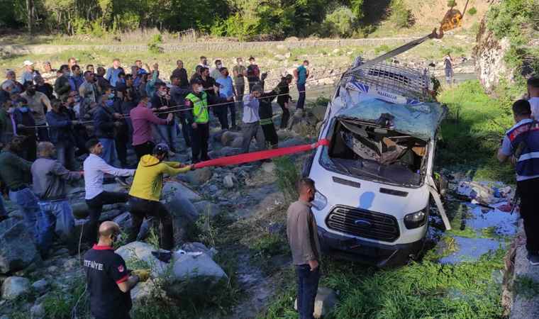 Bingöl'de köy minibüsü şarampole devrildi