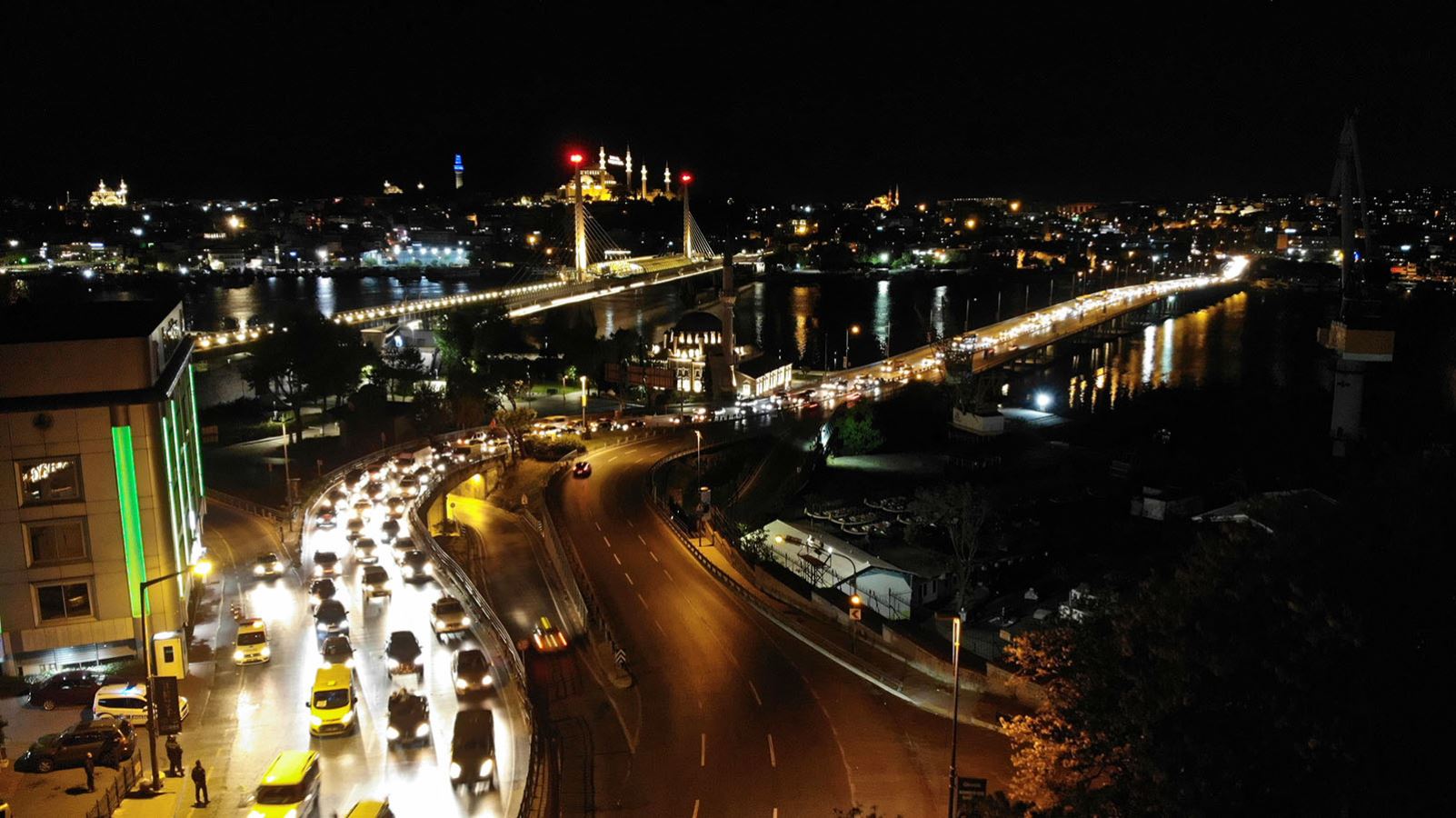 İstanbul'da gece yarısı büyük protesto