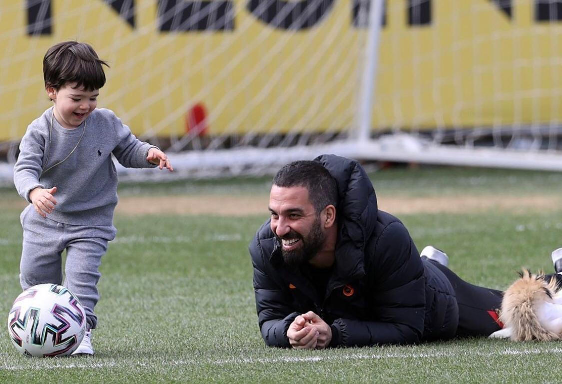 Galatasaraylı Arda Turan gece kapıda kaldı