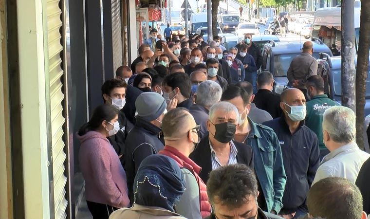 Baklavacı önünde metrelerce uzunlukta sabah kuyruğu