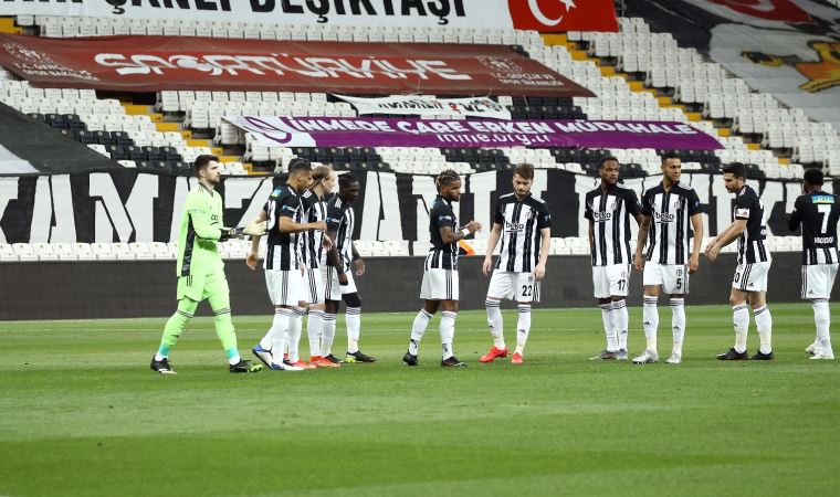 Beşiktaş Adem Ljajic'in omuzunun çıktığını açıkladı