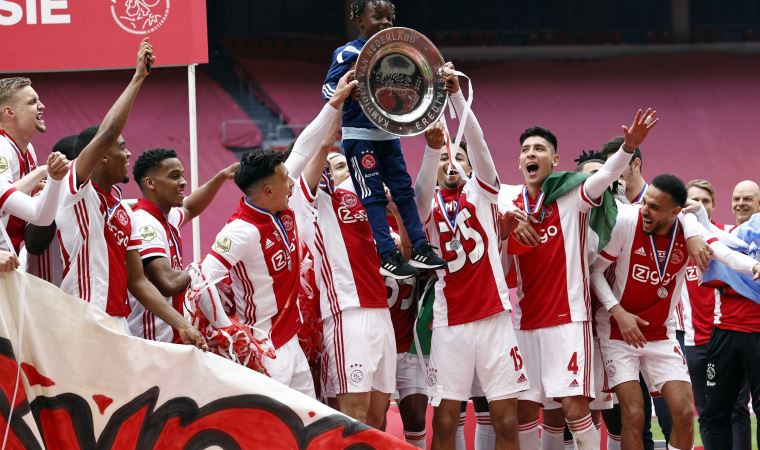 Ajax, şampiyonluk kupasını eritip taraftara dağıttı