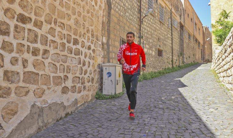 Madalyalı maratoncu Mardin'in merdivenli sokaklarında antrenman yapıyor