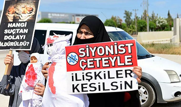 ABD Konsolosluğu önünde 'kanlı oyuncak bebek' ile İsrail protestosu