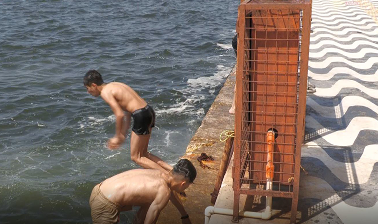 İzmir'de çocukların tehlikeli deniz keyfi