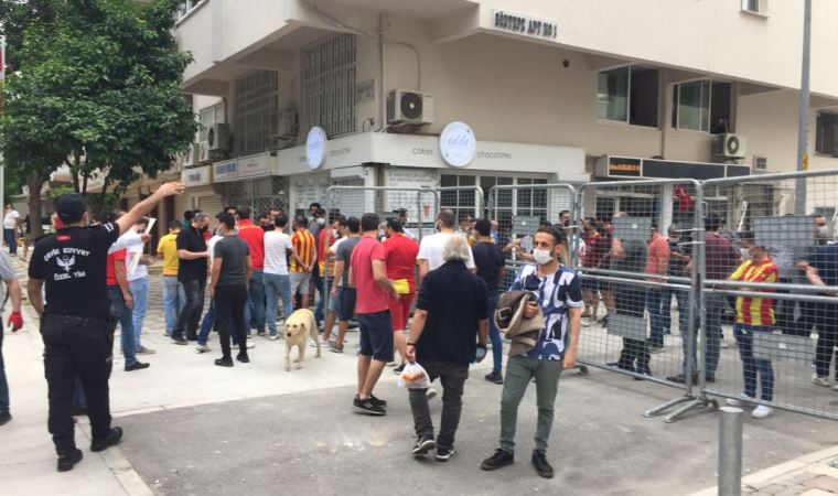 Göztepe'de taraftar stada girmeyi bekliyor