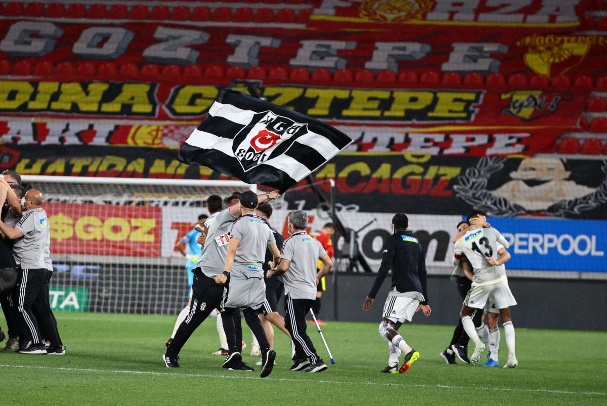 Beşiktaş taraftarı, kısıtlamaya aldırış etmeden sokaklarda