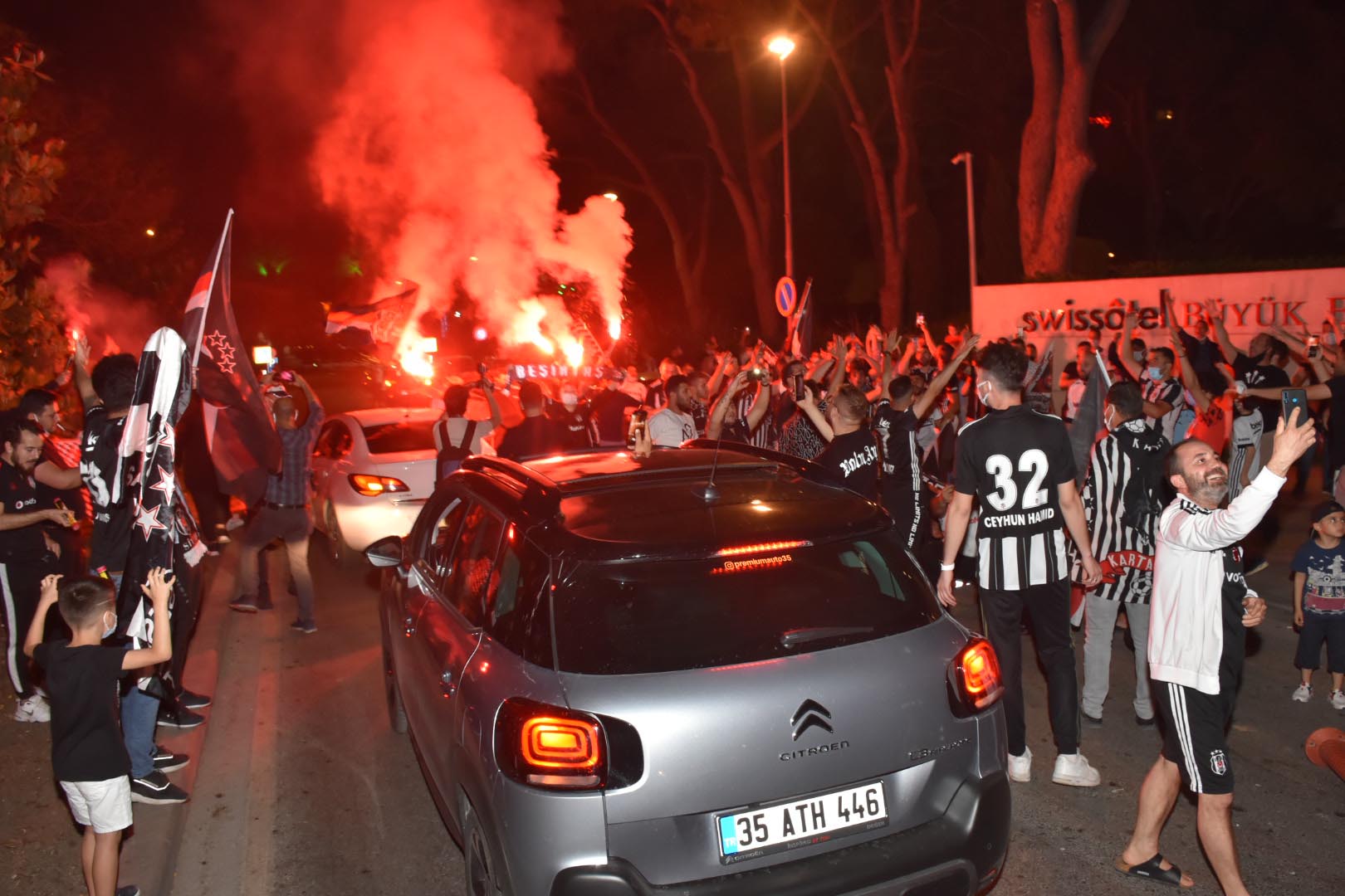 Beşiktaş taraftarı, kısıtlamaya aldırış etmeden sokaklarda