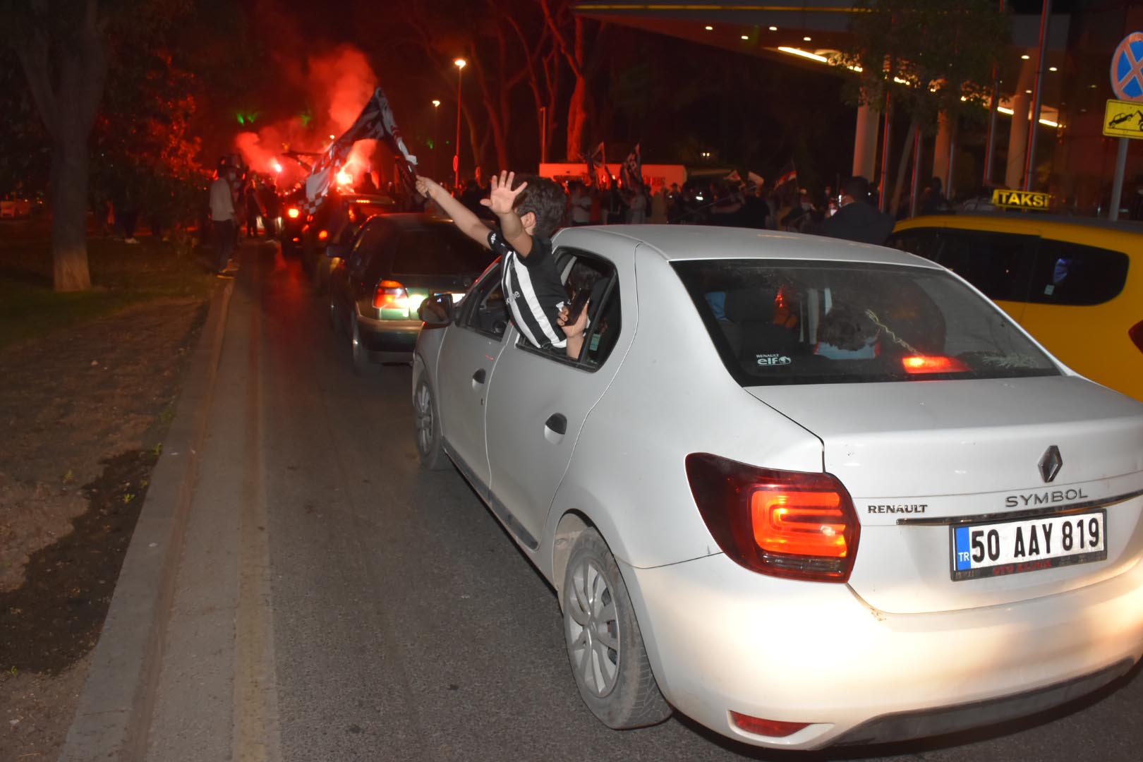 Beşiktaş taraftarı, kısıtlamaya aldırış etmeden sokaklarda