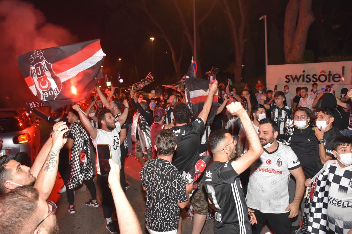 Beşiktaş taraftarı, kısıtlamaya aldırış etmeden sokaklarda