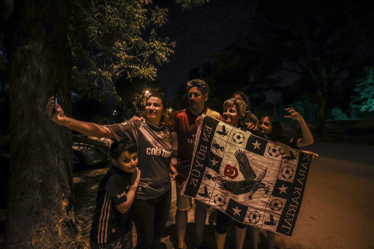 Beşiktaş taraftarı, kısıtlamaya aldırış etmeden sokaklarda