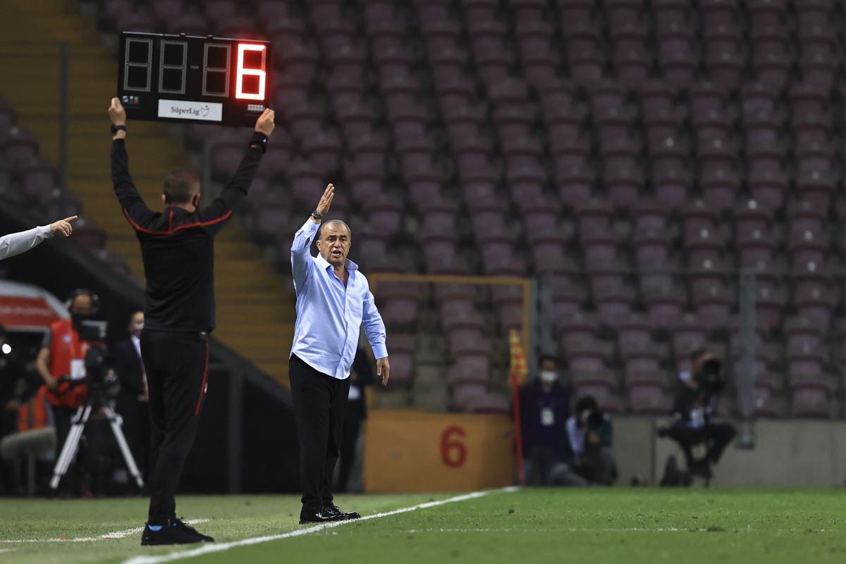 Galatasaray'da Fatih Terim, çok sert ifadeler kullandı: "İçeri ile savaştık"