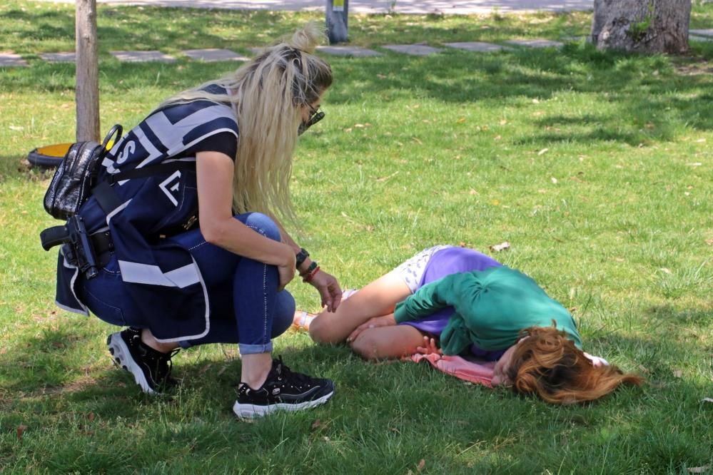 Polis sahilde derin uykuya dalan kadını uyandırmak için uzun süre uğraştı