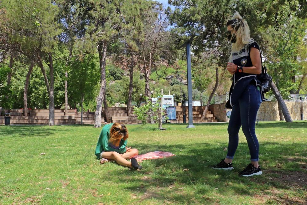 Polis sahilde derin uykuya dalan kadını uyandırmak için uzun süre uğraştı