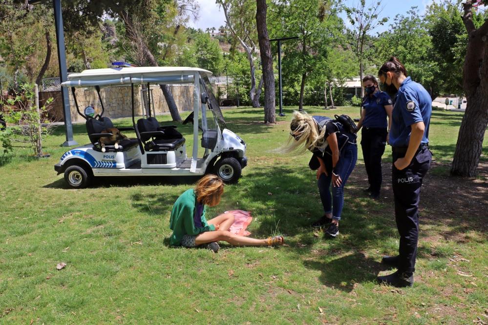 Polis sahilde derin uykuya dalan kadını uyandırmak için uzun süre uğraştı