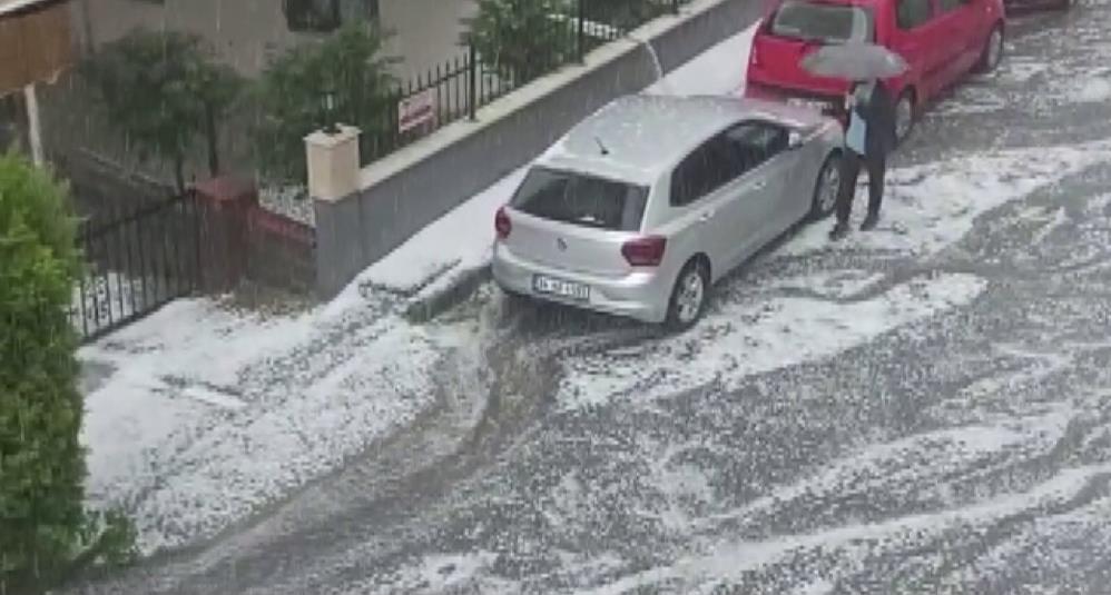 İstanbul Çekmeköy’de dolu yağışı etkili oldu