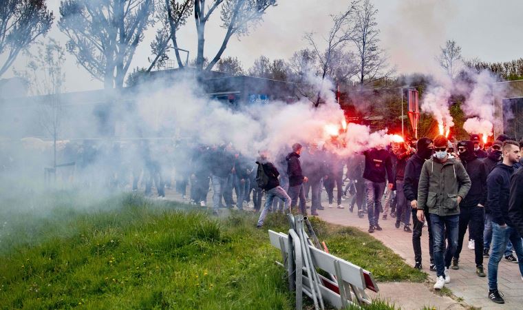 Feyenoord taraftarı, seyircisiz maçta meşalelerle tribüne girdi