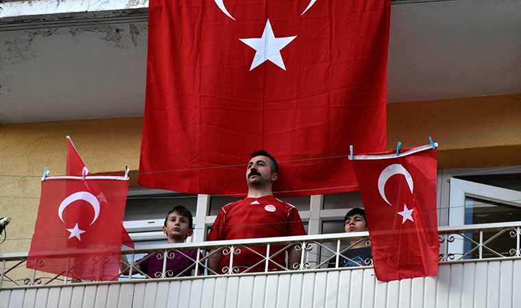 Saat 19.19'da balkon ve pencerelerde bayram coşkusu