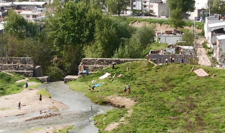 Bursa'da polis, derede yüzenleri dağıttı