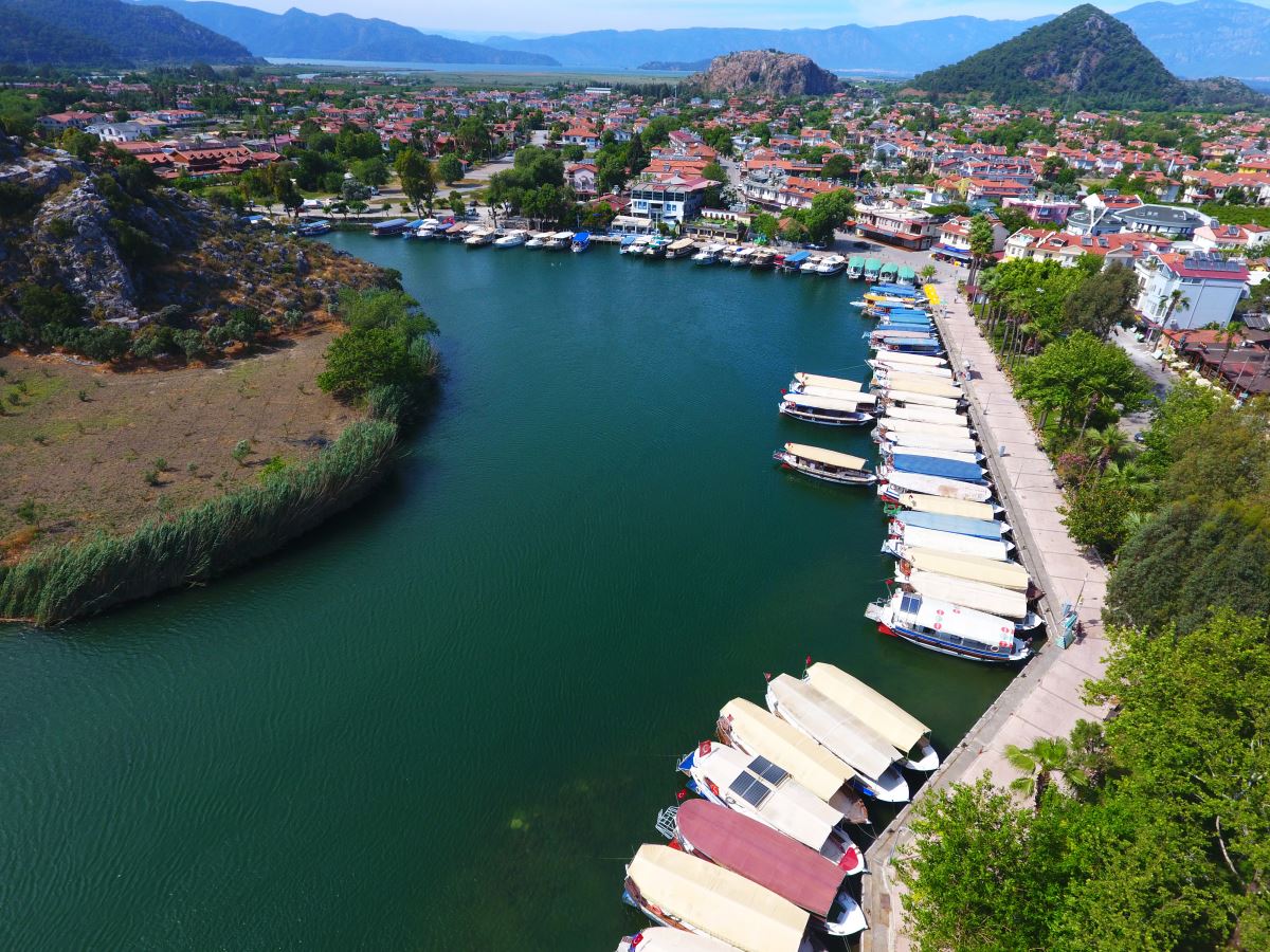 Dalyan sazlıkları misafirlerini yine eşsiz bir yolculuğa çıkarıyor