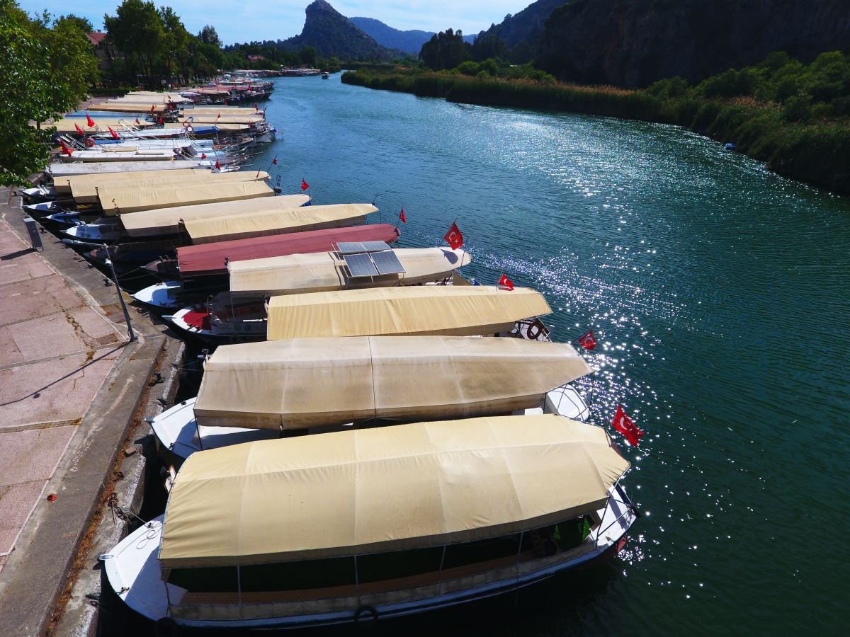 Dalyan sazlıkları misafirlerini yine eşsiz bir yolculuğa çıkarıyor