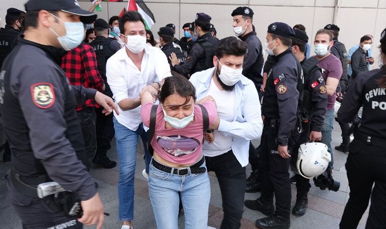 İsrail'i protesto eden kişiler darbedilerek gözaltına alındı