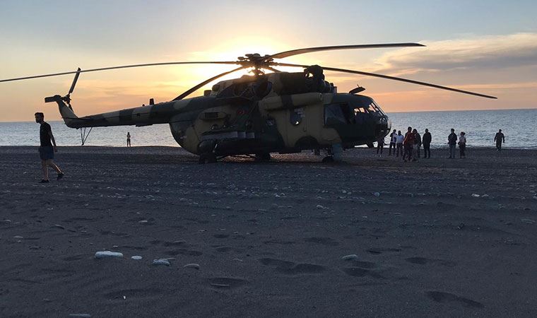 Azerbaycan bayraklı helikopter Giresun’da plaja acil iniş yaptı