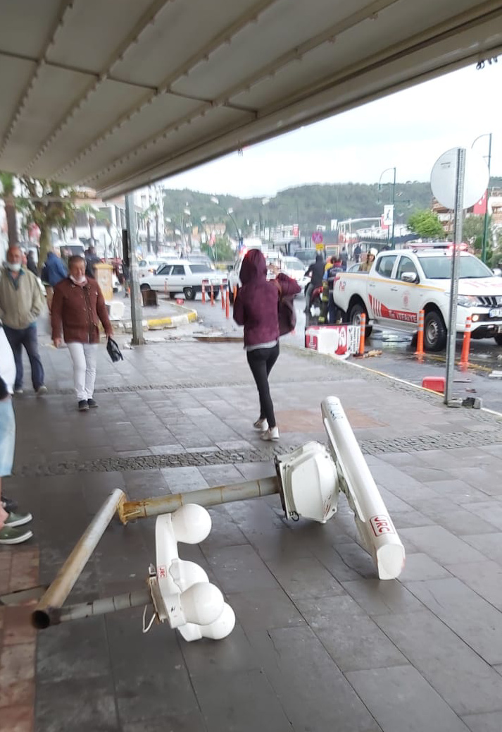 Ayvalık'ta etkili olan fırtınada 20 tekne battı