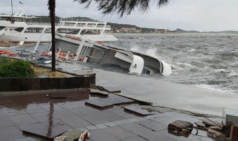 Ayvalık'ta etkili olan fırtınada 20 tekne battı